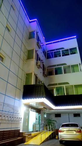 El edificio en el que está la casa de huéspedes