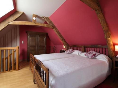 2 letti in una camera con pareti rosa di Gîte Cerisy-Belle-Étoile, 2 pièces, 4 personnes - FR-1-497-40 a Cerisi-Belle-Étoile