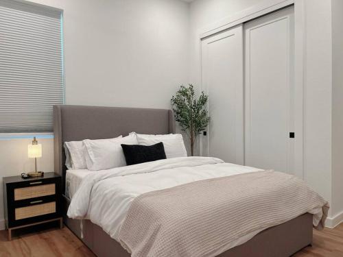 um quarto com uma cama grande e lençóis brancos em Luxury Condo in Prime Location (Pet-Friendly) em New Braunfels