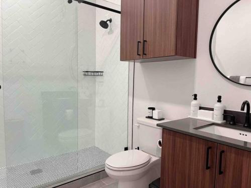 Ένα μπάνιο στο Luxury Condo in Prime Location (Pet-Friendly)