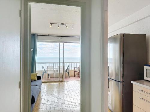 un salon avec vue sur l'océan dans l'établissement Bel Appartement F2 en 1ère Ligne avec Ascenseur - 4 Pers - Palavas-les-Flots - FR-1-715-88, à Palavas-les-Flots