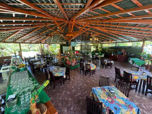 una vista aérea de un restaurante con mesas y sillas en Blue River Resort & Hot Springs en Colonia Dos Ríos
