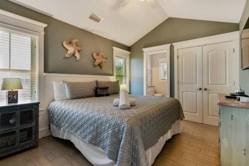 1 dormitorio con 1 cama con 2 animales de peluche en la pared en Time for the Sea - Holmes Beach, FL, en Holmes Beach