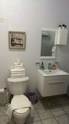 Ένα μπάνιο στο Playa Apartments