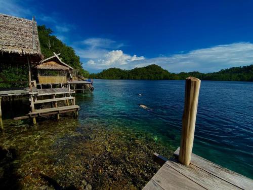 Una vista de un cuerpo de agua con una casa en un muelle. en Avinsea Homestay, en Besir