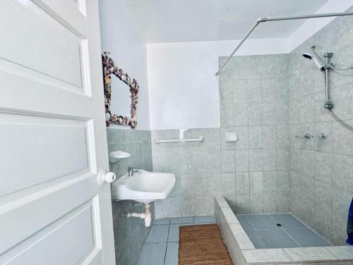 La salle de bains est pourvue d'un lavabo, de toilettes et d'une douche. dans l'établissement Bravo Surf Camp, à Punta Hermosa