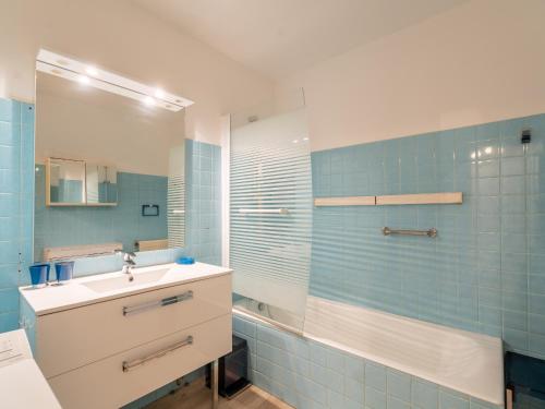 アルカションにあるAppartement Arcachon, 2 pièces, 4 personnes - FR-1-319-33のバスルーム(シンク、青いタイルのシャワー付)