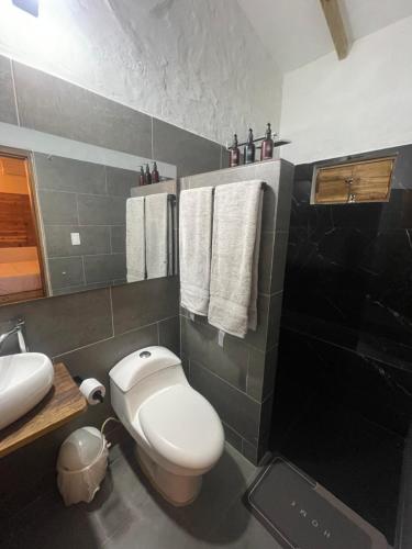 Finca Hotel el Valhallaにあるバスルーム