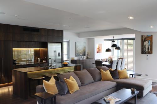 a living room with a couch and a kitchen at Eichardt's Private Hotel in Queenstown