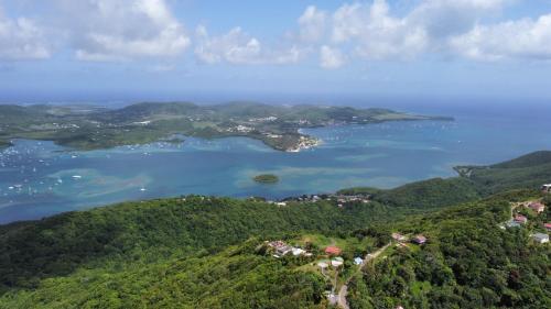 una vista aérea de las islas en el agua en Villa pour 4 à 8 personnes près des plages du Sud & Marina du Marin - Wi-Fi sur demande, en Le Marin