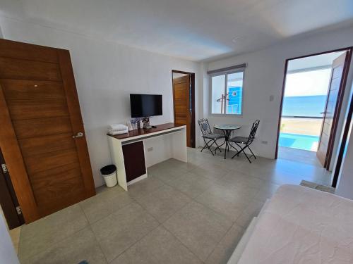 Televisyen dan/atau pusat hiburan di Blue Coast Beach Hotel