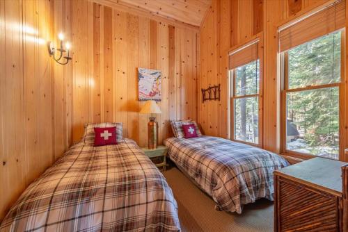 a bedroom with two beds in a log cabin at Cozy Designer Decorated Cabin Near Slopes Fireplace Peekaboo Lakeview in Carnelian Bay