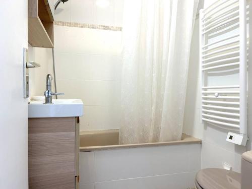 une salle de bain avec un lavabo, une baignoire et des toilettes dans l'établissement Studio 4 Couchages avec Jardin et Piscine à Bormes-les-Mimosas - FR-1-251-825, à Bormes-les-Mimosas