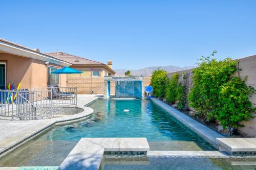 Kolam renang di atau dekat dengan Joshua Tree Getaway with Pool, Spa, BBQ and Sleeps 12