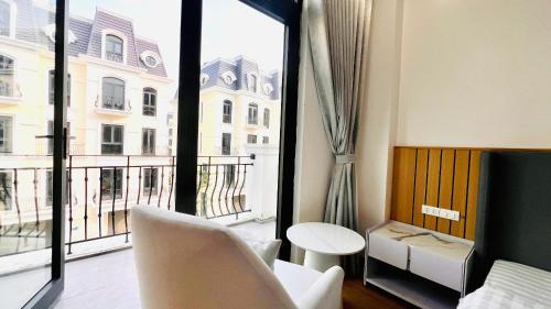 a bedroom with a large window with a view of a building at Golden Sea Hotel in Ðông Thôn