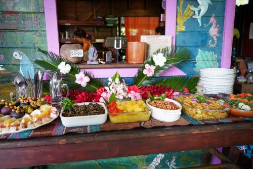 um buffet com diferentes tipos de alimentos sobre uma mesa em Dolphin Quest Costa Rica em Piedras Blancas