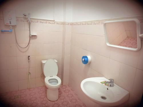 y baño con aseo y lavamanos. en Queens Backpackers Hostel, en Vang Vieng