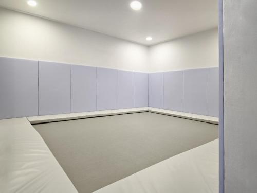 an empty room with a tennis court at Home Fourest Resort Geoje in Geoje 