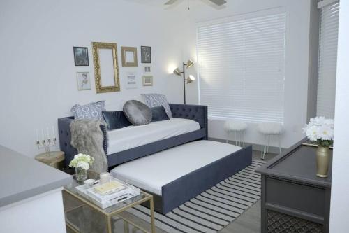 uma sala de estar com um sofá e uma mesa de centro em Belle Suite -8mins from Disney, Centrally Located! em Anaheim