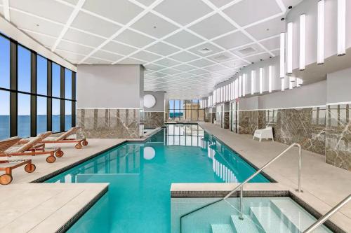Der Swimmingpool an oder in der Nähe von Esplanade Ocean - Private Apartments - Apartment Stay