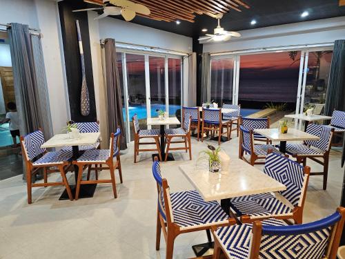 Ruang duduk di Blue Coast Beach Hotel