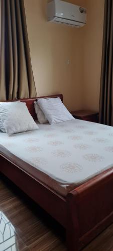 een bed in een slaapkamer met bij Kaole Cosy Retreat in Bagamoyo