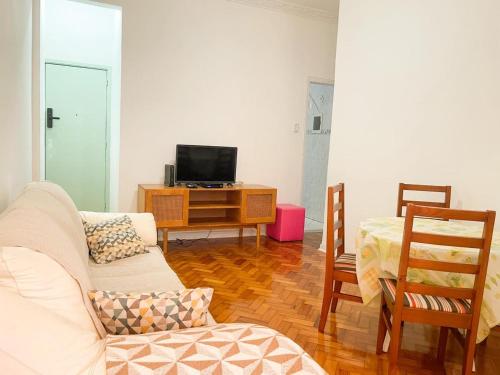 uma sala de estar com um sofá e uma televisão em Apartment Atlantica no Rio de Janeiro