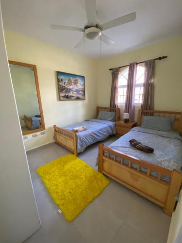 um quarto com 2 camas e um espelho em paradise close to the beach pool free parking,wifi- punta cana em Punta Cana