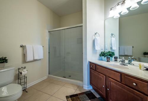 y baño con ducha, lavabo y aseo. en Vista Cay 77 by Top Villas, en Orlando