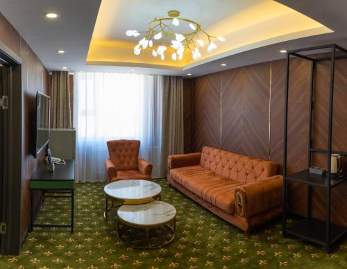 - un salon avec un canapé et une table dans l'établissement MB Hotel, 