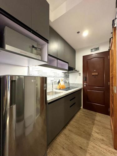 Η κουζίνα ή μικρή κουζίνα στο Fullerton Suites