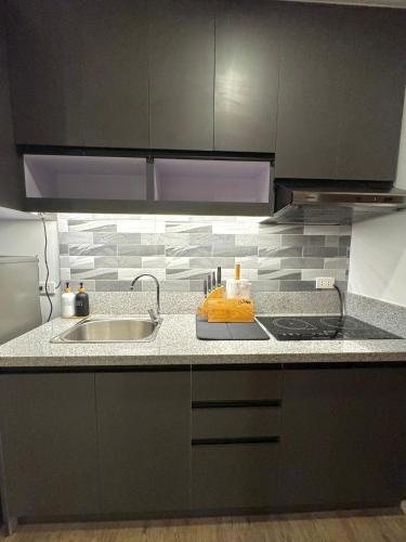 Η κουζίνα ή μικρή κουζίνα στο Fullerton Suites