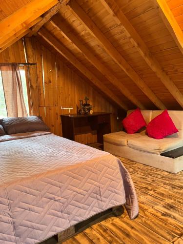 1 dormitorio con 2 camas en una cabaña de madera en Susurro del bosque, en Medellín