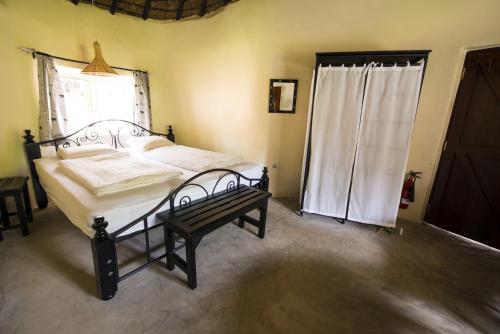 
A bed or beds in a room at Nyati Hill Cottages

