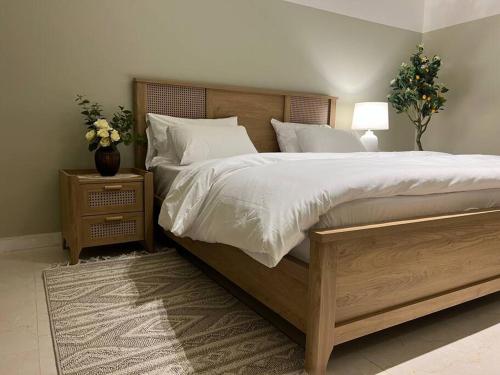 1 dormitorio con 1 cama grande con sábanas y almohadas blancas en بوتيك هاوس بدخول ذاتي وصالة أنيقة, en Hail
