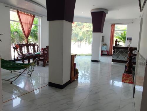 a living room with columns and a table and chairs at Nhà Nghỉ Hưng Mai in An Bình Thạnh (2)
