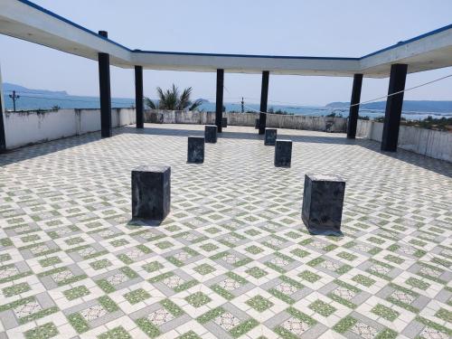 a patio with four posts on top of a building at Nhà Nghỉ Hưng Mai in An Bình Thạnh (2)