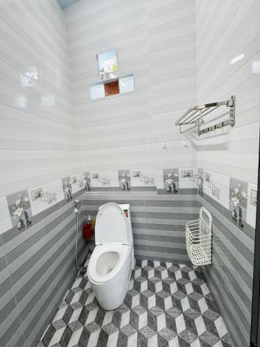 une salle de bain avec des toilettes blanches dans une chambre dans l'établissement Biệt Thự Nghỉ Dưỡng Đảo Phú Quý, à Cu Lao Thu