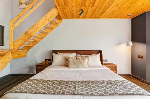 Postel nebo postele na pokoji v ubytování SaffronStays The Hill Abode