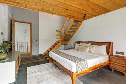 Postel nebo postele na pokoji v ubytování SaffronStays The Hill Abode