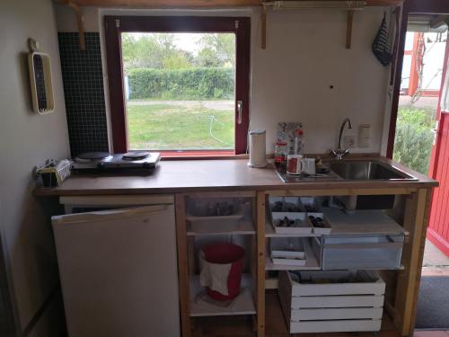 una cucina con bancone, lavandino e finestra di Zum Waldmeister a Schkeuditz