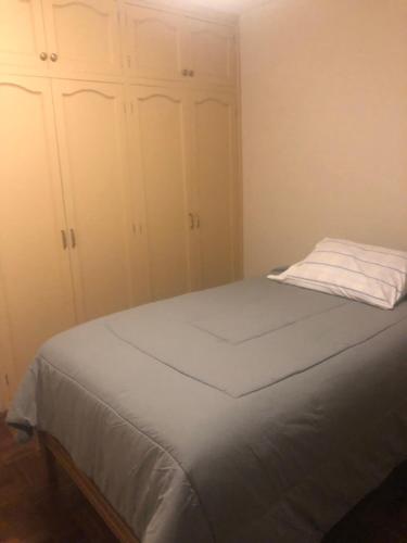 a bedroom with a bed with white cabinets at Céntrico apartamento in La Paz