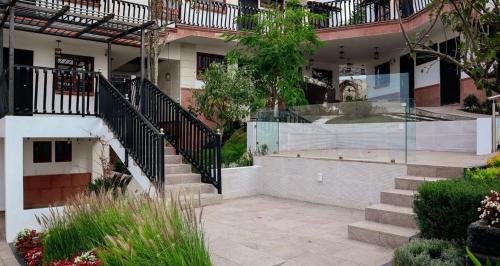 a building with stairs in front of a building at Hotel Royalinglés in Mineral del Monte