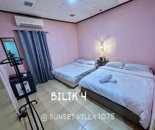 - 2 lits dans une chambre aux murs roses dans l'établissement A Famosa Resort sunset 1075 villa 4 bathroom 6 bedroom karaoke bbq snooker, à Kampong Ulu Pegoh