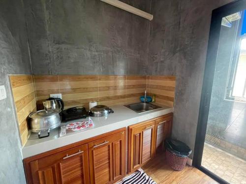 una cocina con 2 ollas y un fregadero en Studio Apartment 12 in Thalang, en Ban Phak Chit