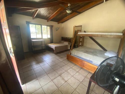 um quarto com 2 beliches e uma ventoinha em Lapa Verde Lodge em Jaloba