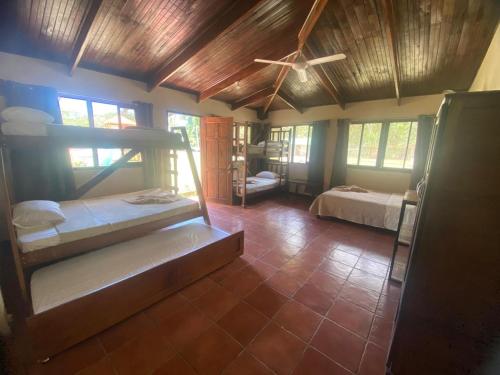 um quarto com 2 beliches e um tecto em Lapa Verde Lodge em Jaloba