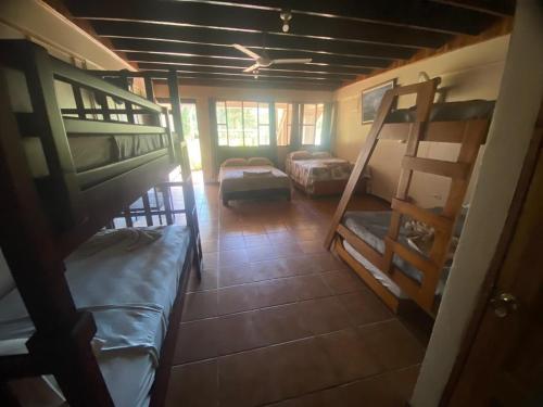 einen Blick über ein Zimmer mit Etagenbetten in der Unterkunft Lapa Verde Lodge in Jaloba
