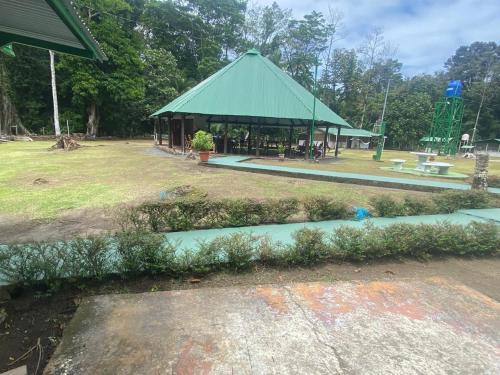 um pavilhão com uma tenda verde num parque em Lapa Verde Lodge em Jaloba