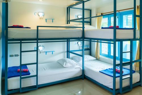 Una cama o camas en una habitación de Bodega Koh Phi Phi
